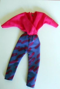 DE COLECCIÓN ~Mono BARBIE ETIQUETADO ~ Estampado Barbie y Top Fuscia ~ Una pieza ~ Mattel - Imagen 1 de 3