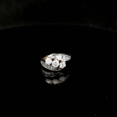 Anillo de 3 piedras de diamantes de oro blanco de 14kt para dama con baguettes talla 5,5 Foto 1 de 4