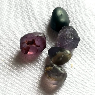 Lote de 5 piezas de espinela púrpura natural 13,60 cts gemas de piedra cruda sin cortar Foto 1 de 4