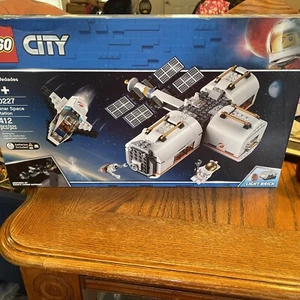 LEGO City Lunar Space Station (60227) - Space Port - NASA - Picture 1 of 4