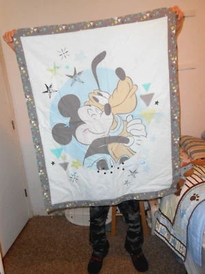 ¡Abrazos de Mickey y Plutón! Edredón bebé Foto 1 de 2