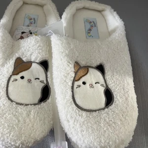 Squishmallow Cam Calico Cat Damen flauschige Hausschuhe Schuhe NEU Größe M 6,5-7,5 - Bild 1 von 4