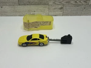 Ford Mustang GT 2000 juguete amarillo BKC IRWN de colección / motorizado por resorte Go con llave • - Imagen 1 de 12