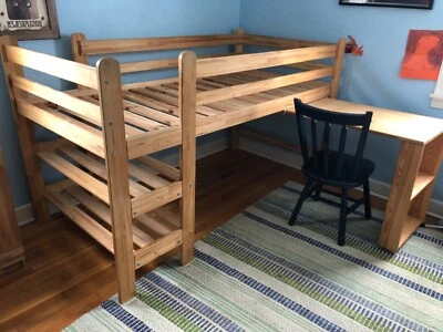 实心松木低儿童阁楼床带内置书桌和搁板。 仅提货 — 第 1/4 张图片