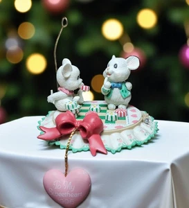 Vintage Carlton Karten Ornament "Our Christmas Together" Mäuse Süßigkeiten Schachbrett 1996 - Bild 1 von 9