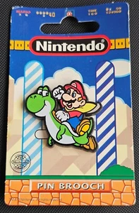 Super Mario World Pin Yoshi Nintendo Plastic Badge 1993 RARE - Picture 1 of 2