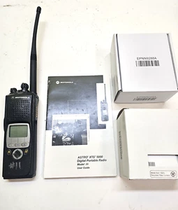 Radio bidireccional Motorola XTS5000 136-174 MHz VHF P25 H18KEF9PW6AN con cargador - Imagen 1 de 9