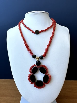 Collana a "tronchetti" smussati di vero corallo rosso del mediterraneo e onice - Immagine 1 di 4