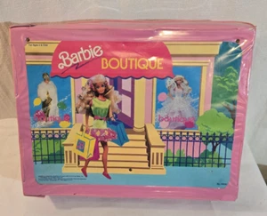 VINTAGE 1990 BARBIE BOUTIQUE AUSKLAPPBARE AUFBEWAHRUNG UND SPIELSET *SCHÖN* - Bild 1 von 3