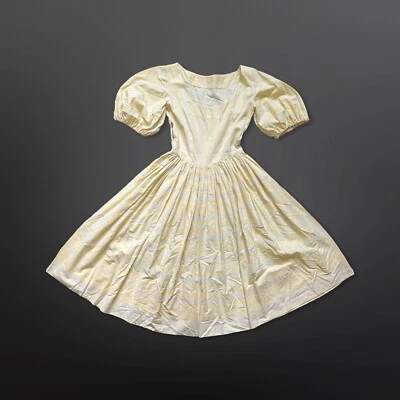 Vestido pequeño vintage de algodón amarillo mantequilla de los años 30 y 40 manga abullonada ajustada y acampanada Foto 1 de 4
