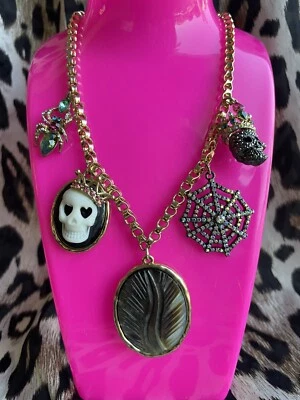 Collar camafeo Betsey Johnson Skeletons After Dark telaraña calavera concha Foto 1 de 4