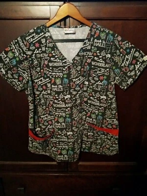 Exfoliantes usados en excelente estado UA - Exfoliantes Deck the Halls negros con cuello en V - Talla mediana ENVÍO RÁPIDO Foto 1 de 4