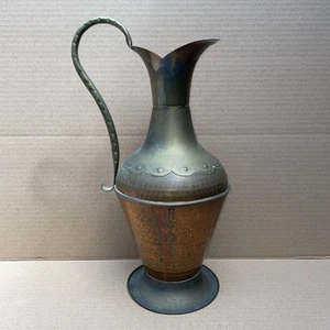 Jarra de cobre y latón ligeramente martillada artesanal del siglo XX 37 cm aprox. - Imagen 1 de 17