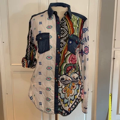 Camisa Desigual bordada multicolorida patchwork botão para cima manga longa boho GG - Imagem 1 de 4