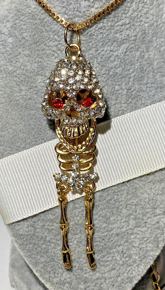 PINGENTE DE OURO MÓVEL CORPO CAVEIRA E OSSO CRISTAL BETSEY JOHNSON GÓTICO HALLOWEEN - Imagem 1 de 4