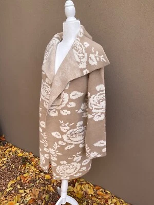 Nuevo con etiquetas Abrigo Suéter Vértigo Floral Drape Camel/Marfil XS Venta al por menor: $298 Foto 1 de 4