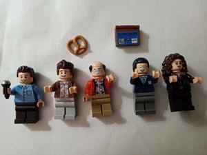 LEGO Ideas Seinfeld 21328 nicht mehr erhältliche Sets nur alle Minifiguren - Bild 1 von 3