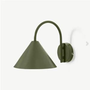 MADE.com Saige Schlafzimmer/Wohnzimmer Wandleuchte mit Kegellampenschirm - grün Metall - Bild 1 von 7