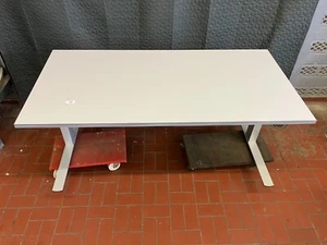 Nr 82 - Schreibtisch 160 x 80, höhenverstellbar 65-85 cm Palmberg, Platin - Bild 1 von 7