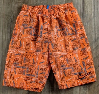 Baús de natação Nike meninos 4&Up logotipo camuflagem abstrata estampa gráfica laranja tamanho G - Imagem 1 de 4