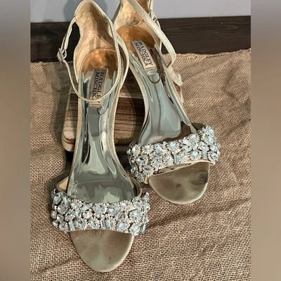 Tacón Badgley Mischka para mujer dorado metálico cristal con tiras Foto 1 de 4