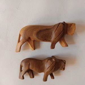 Lot 2 Vtg Hand Carved Wooden Wood Lion Figure Figurine African Safari Made Kenya - Picture 1 of 18