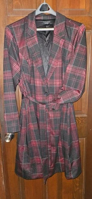 Gabardina para mujer Torrid texturizada roja y negra a cuadros - talla 4X (26) Foto 1 de 2