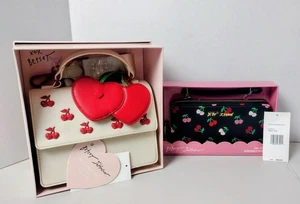 Betsey Johnson Cereza ~ Juego de varias piezas ~ Cartera ~ Bolso ~ Dije y billetera Nuevo en caja - Imagen 1 de 8
