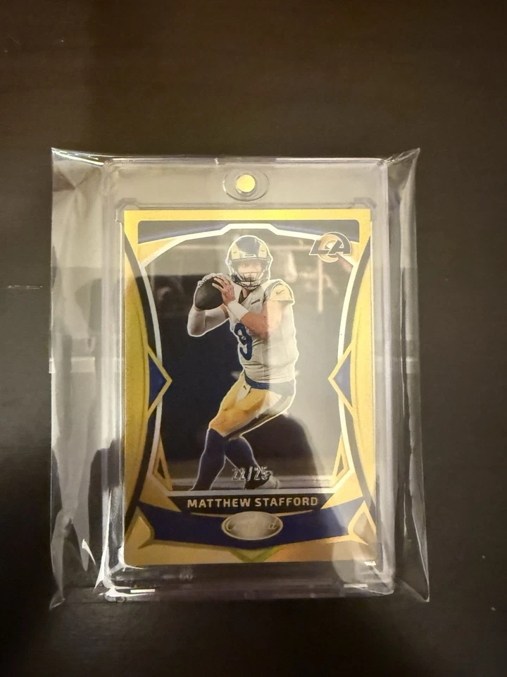 Futebol americano Mathew Stafford dourado com certificação 2024/25 - Imagem 1 de 2