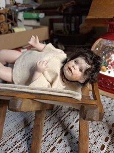 Bambola di porcellana Lawtons Baby Jesus in culla - Foto 1 di 18