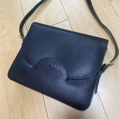 Bolso de hombro estilo bandolera de cuero Valentino Garavani logotipo de metal negro Japón Foto 1 de 4