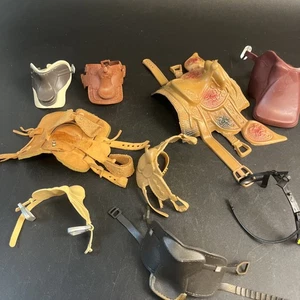 Lotto 8 Selle Cavallo Giocattolo Vintage Miste Età Maker Breyer Non Marcate Plastica Pelle - Foto 1 di 14