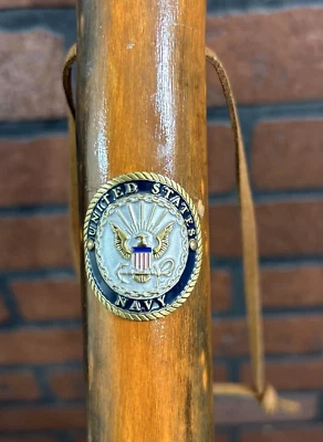 Bastão de caminhada vintage de madeira da Marinha dos Estados Unidos - Imagem 1 de 4