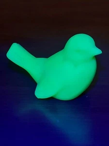 Fenton GREEN SATIN Sparrow BIRD Glows URANIUM Art Glass Paperweight FIGURINE - Picture 1 of 3