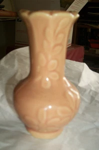 Vintage rosa geprägte Blumen 5 Zoll Kunstkeramik Vase. USA - Bild 1 von 5