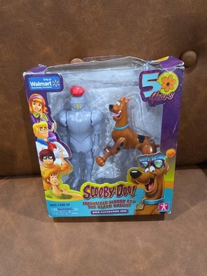 Figuras exclusivas de Walmart 50 años, FrightFace Scooby Doo y el Caballero Negro Foto 1 de 3
