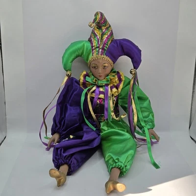 Figura Rara Bufón Marrón Muñeca Porcelana 17.5" En Conjunto Dorado, Púrpura y Verde Foto 1 de 4