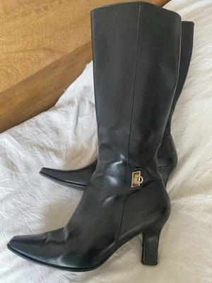 Botas hasta la rodilla Salvatore Ferragamo negras con logotipo dorado talla 8,5  Foto 1 de 4