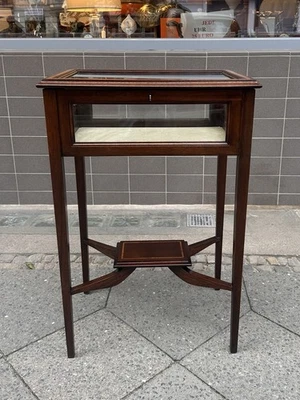 Antiker Edwardianischer Vitrinentisch / Bijouterietisch – Nussbaum - Bild 1 von 4