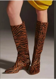 Anthropologie Silent D lässige Stiefel mit Pfennigabsatz Größe 7 (38) Zebra 270 $ - Bild 1 von 6
