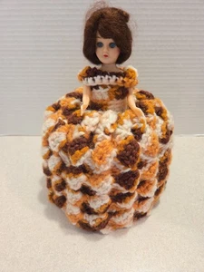 ¡Falda de ganchillo con cubierta de papel higiénico de muñeca de plástico retro vintage de los años 60! - Imagen 1 de 10