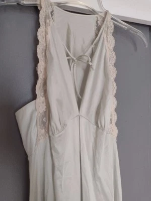 Camisón largo de nailon vintage Gilead verde pastel y marfil de encaje talla 34  Foto 1 de 4