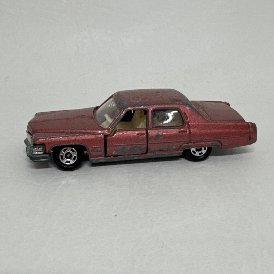 Tomy Pocket Cars F2 Cadillac Fleetwood Brougham Diecast Car 1973 1:77 rosa rosa Foto 1 de 4