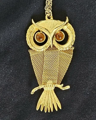 Colar pingente de coruja articulado vintage tom dourado fantasia joia olhos âmbar - Imagem 1 de 4