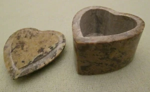 Pequeña caja de piedra vintage en forma de corazón con tapa - Hecha en India - Imagen 1 de 6