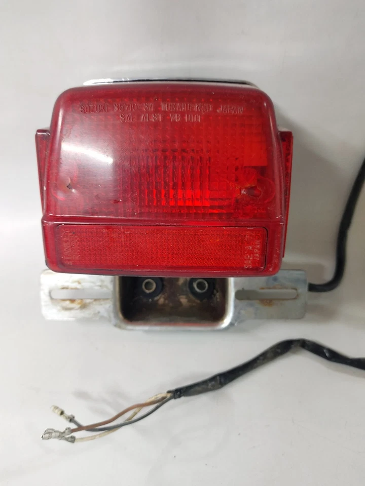 Задний стоп-сигнал 1983 Suzuki GS850GL 35720-49130-999 (трещины) - Изображение 1 из 4