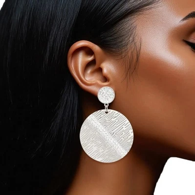 Pendiente de diamantes de imitación transparentes con textura de disco a rayas plateadas boda moda graduación Foto 1 de 4