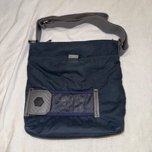 Sanft gebrauchte Herren Calvin Klein marineblau Canvas Tech Umhängetasche Messenger Bag - Bild 1 von 11