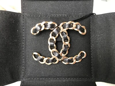 ПОДЛИННАЯ БОЛЬШАЯ БРОШЬ С ЛОГОТИПОМ CHANEL CC 2018V ЗОЛОТАЯ черная кожа НОВАЯ В КОРОБКЕ - Изображение 1 из 4