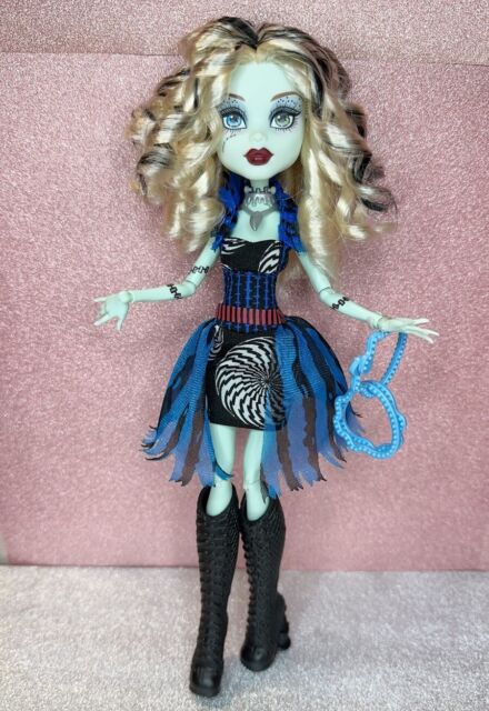 PRÉ-VENDA Boneca Monster High Catty Noir Doll (BGG74) - Mattel